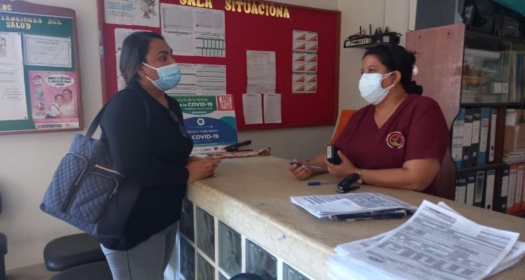 La encargada de Bienestar Social, Jazmin Saavedra, mantiene coordinaciones con las jefas de los puestos y centros de salud para concretar la campaña integral para los docentes y administrativos de competencia UGEL Tumbes.